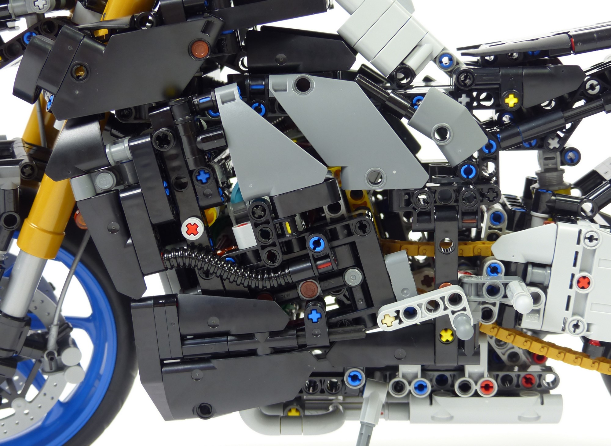 LEGO 42159 Technic Yamaha MT-10 SP, Kit de Maquette de Moto pour Adultes,  Réplique Authentique avec Moteur 4 Cylindres, Direction Fonctionnelle et